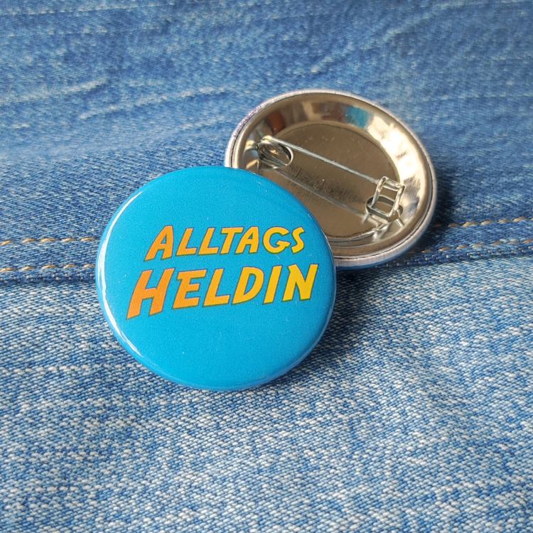 Ansteckbutton Alltagsheldin auf Jeans mit Rückseite